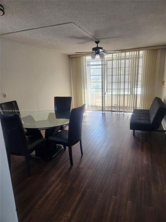 出租: $1,300 (1 贝兹, 1 浴室, 640 平方英尺)