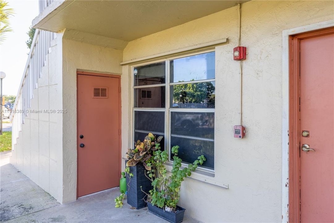 For Sale: $267,000 (2 beds, 1 baths, 952 Square Feet)