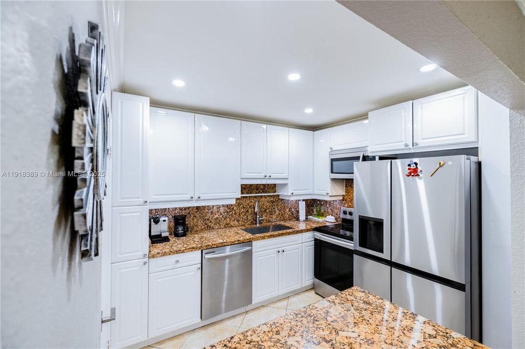 For Sale: $267,000 (2 beds, 1 baths, 952 Square Feet)