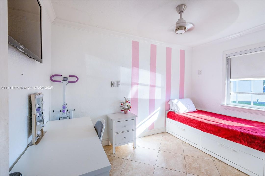 For Sale: $267,000 (2 beds, 1 baths, 952 Square Feet)