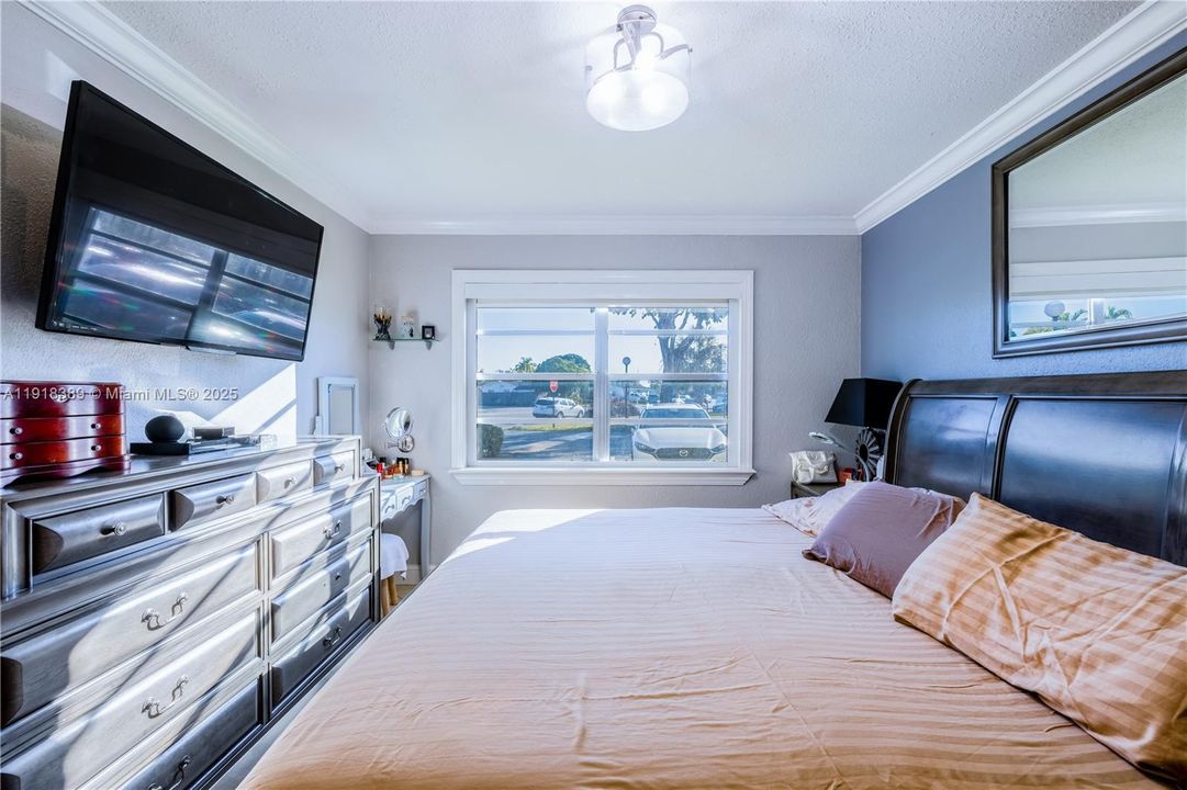 For Sale: $267,000 (2 beds, 1 baths, 952 Square Feet)