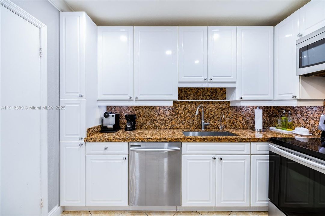 For Sale: $267,000 (2 beds, 1 baths, 952 Square Feet)