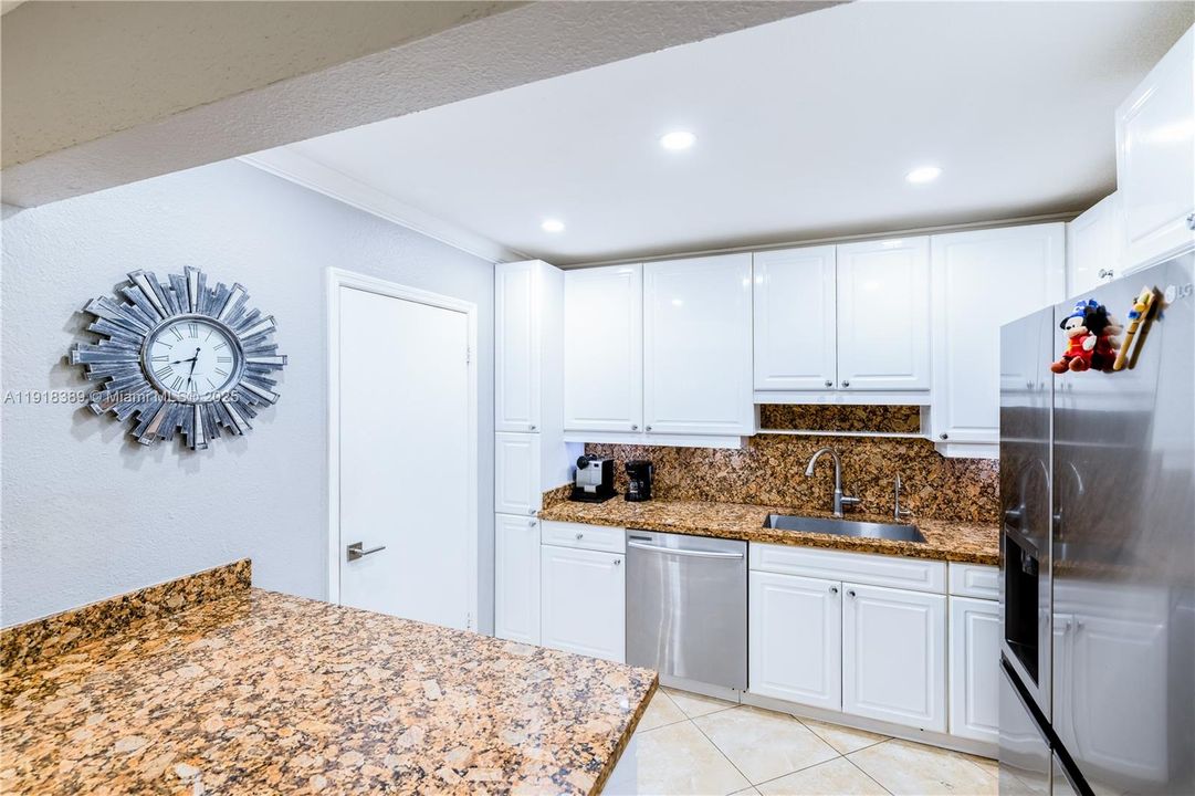 For Sale: $267,000 (2 beds, 1 baths, 952 Square Feet)