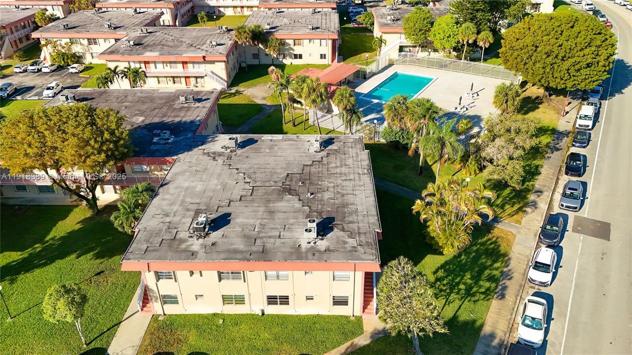 For Sale: $267,000 (2 beds, 1 baths, 952 Square Feet)