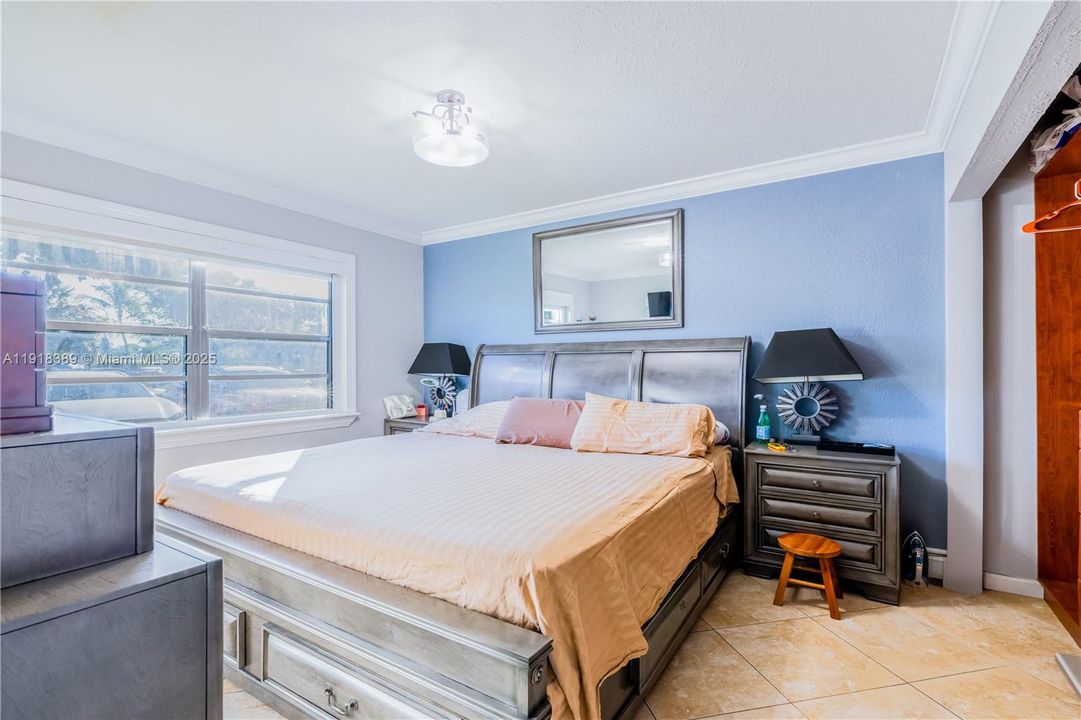 For Sale: $267,000 (2 beds, 1 baths, 952 Square Feet)