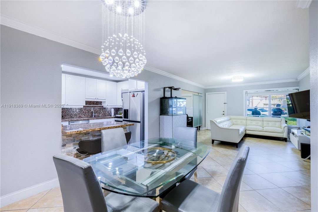 For Sale: $267,000 (2 beds, 1 baths, 952 Square Feet)