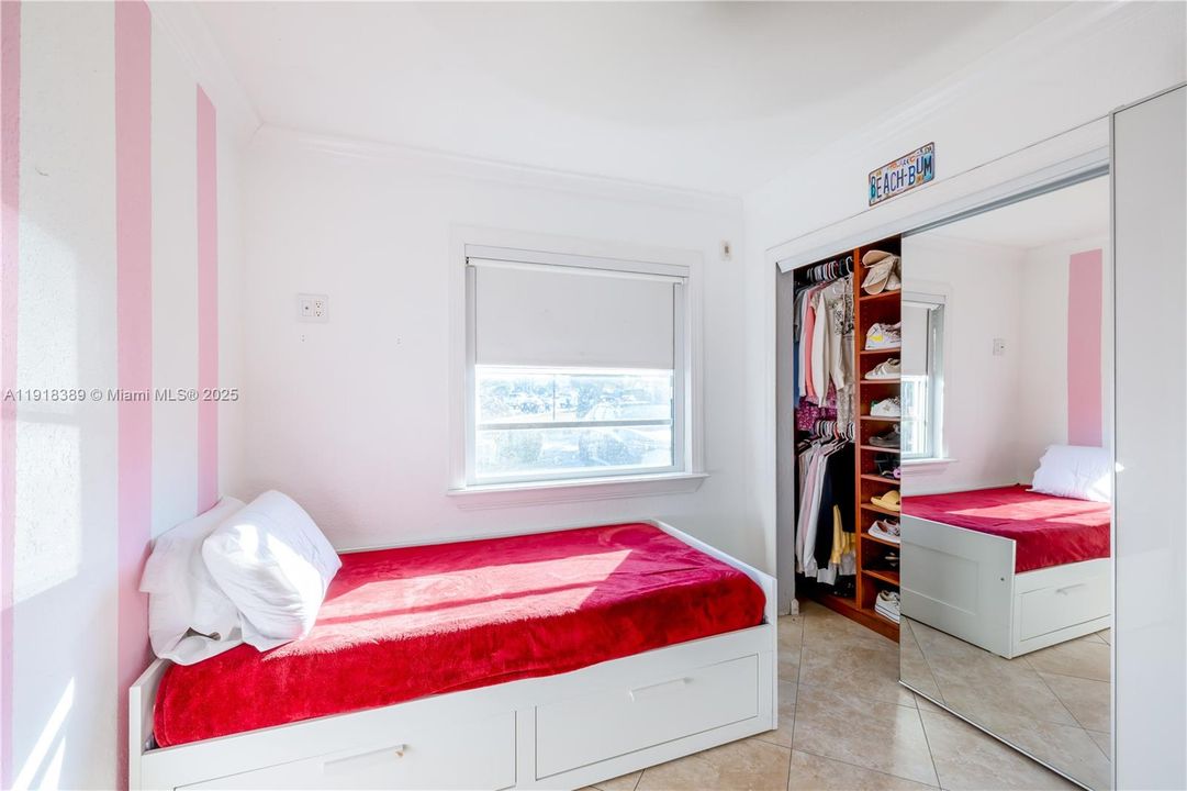 For Sale: $267,000 (2 beds, 1 baths, 952 Square Feet)