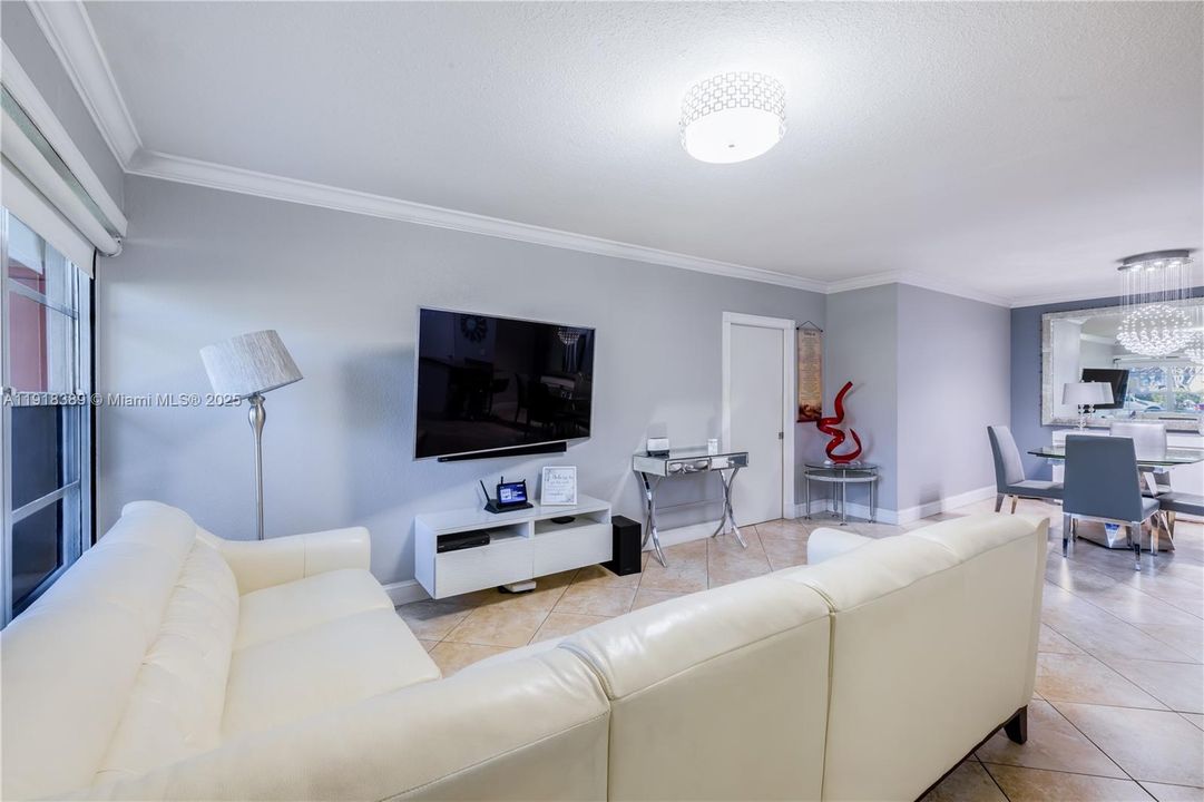 For Sale: $267,000 (2 beds, 1 baths, 952 Square Feet)