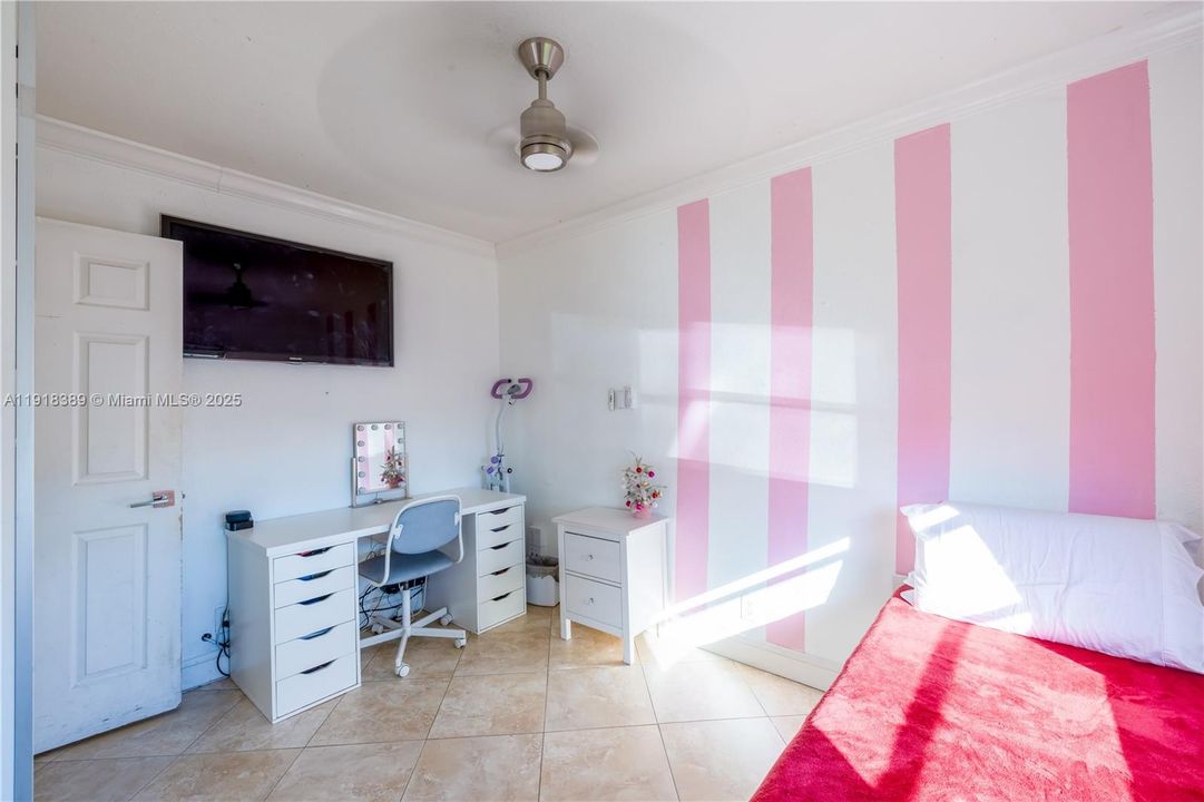 For Sale: $267,000 (2 beds, 1 baths, 952 Square Feet)