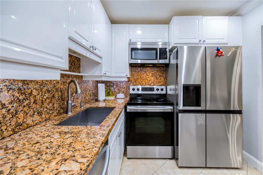 For Sale: $267,000 (2 beds, 1 baths, 952 Square Feet)