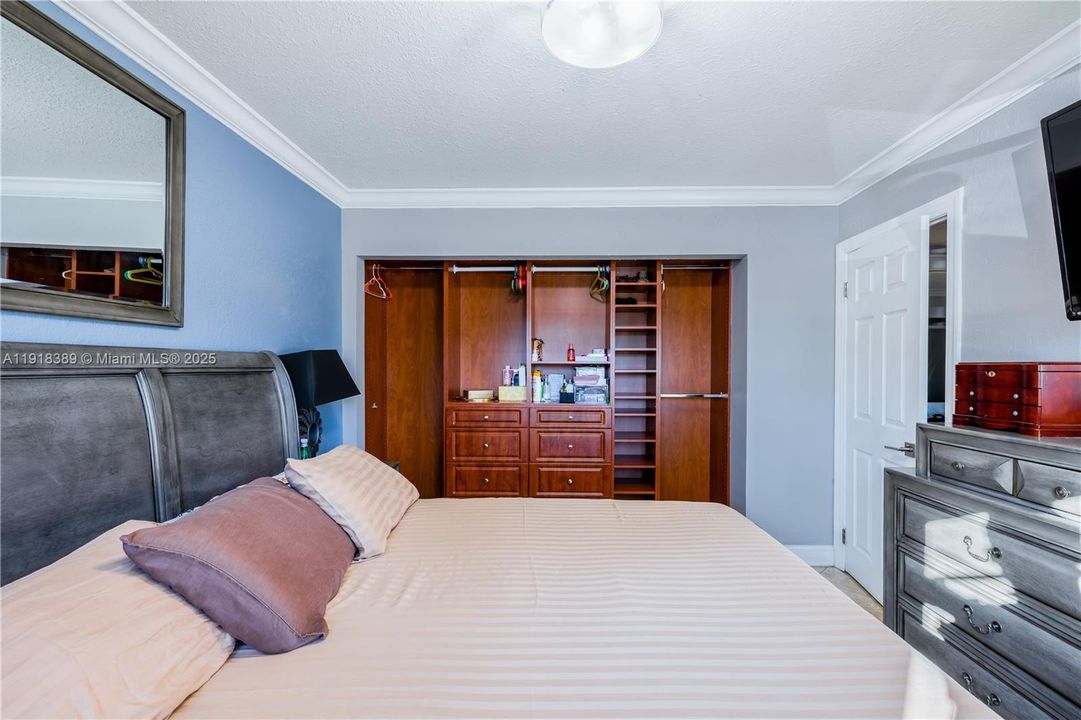 For Sale: $267,000 (2 beds, 1 baths, 952 Square Feet)