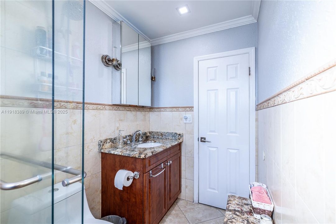 For Sale: $267,000 (2 beds, 1 baths, 952 Square Feet)