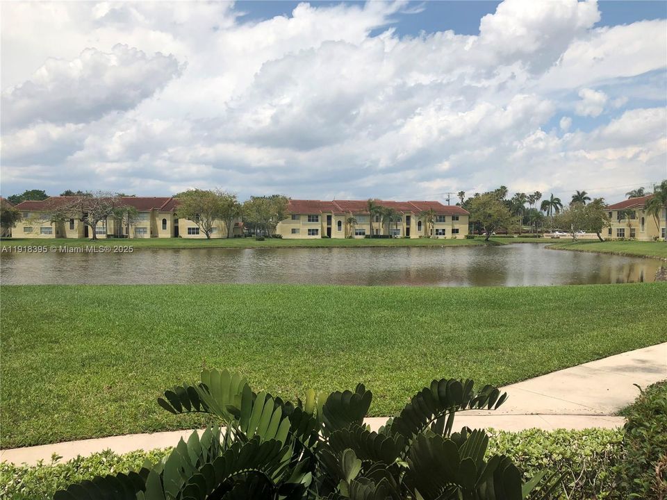 For Rent: $1,950 (1 beds, 1 baths, 743 Square Feet)