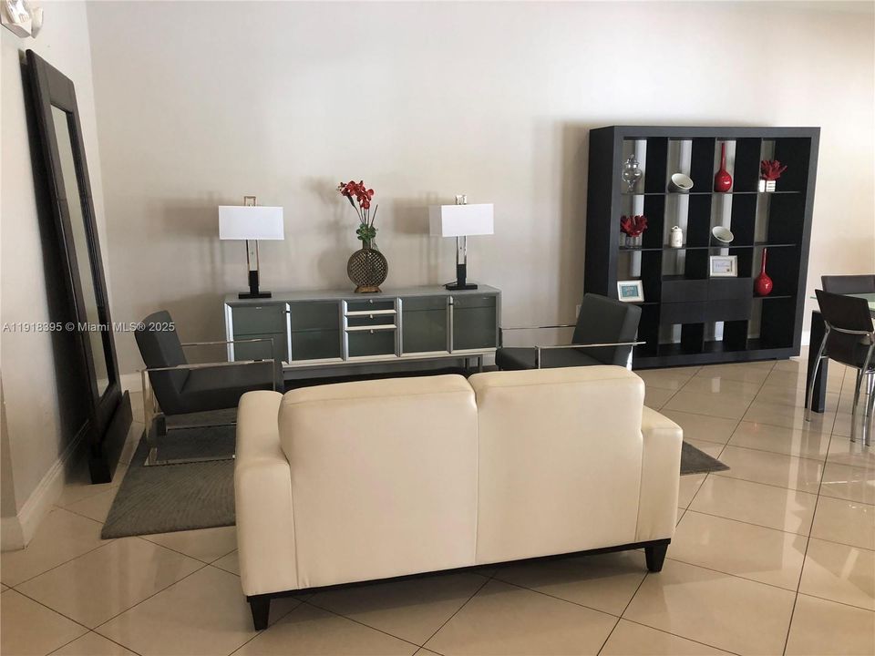 For Rent: $1,950 (1 beds, 1 baths, 743 Square Feet)