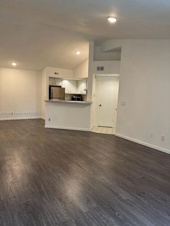 For Rent: $1,950 (1 beds, 1 baths, 743 Square Feet)