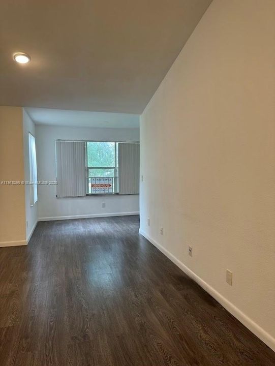 For Rent: $1,950 (1 beds, 1 baths, 743 Square Feet)
