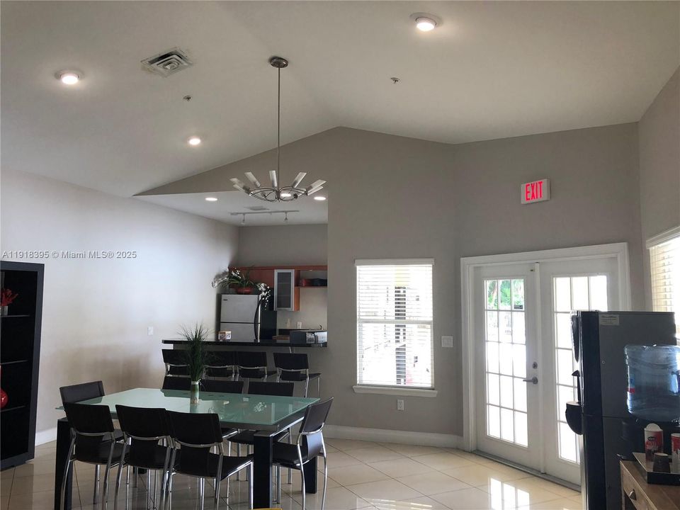 For Rent: $1,950 (1 beds, 1 baths, 743 Square Feet)