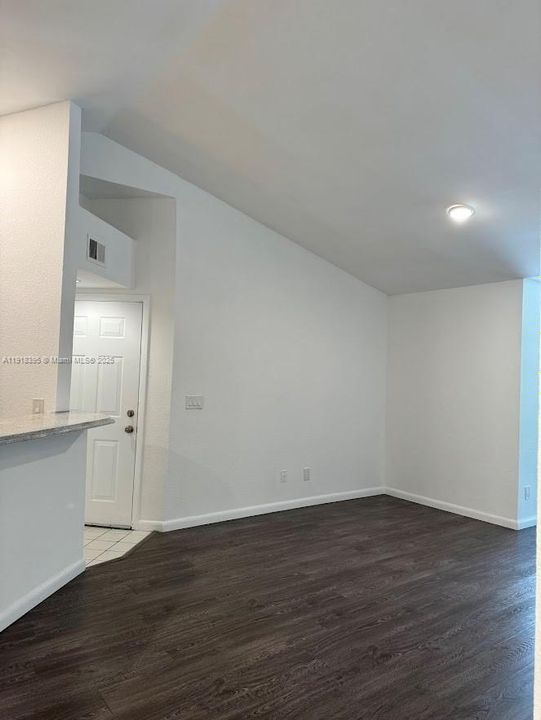 For Rent: $1,950 (1 beds, 1 baths, 743 Square Feet)