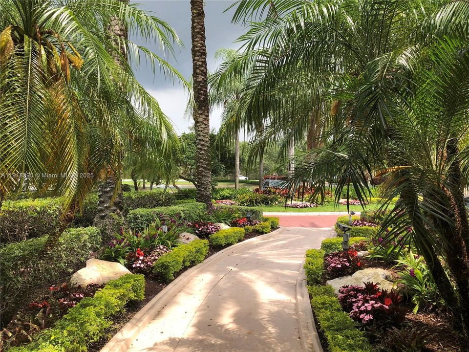 For Rent: $1,950 (1 beds, 1 baths, 743 Square Feet)