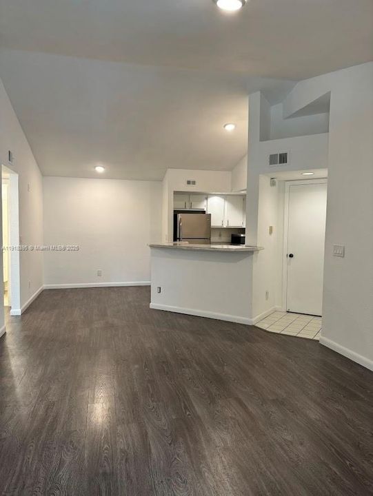 For Rent: $1,950 (1 beds, 1 baths, 743 Square Feet)