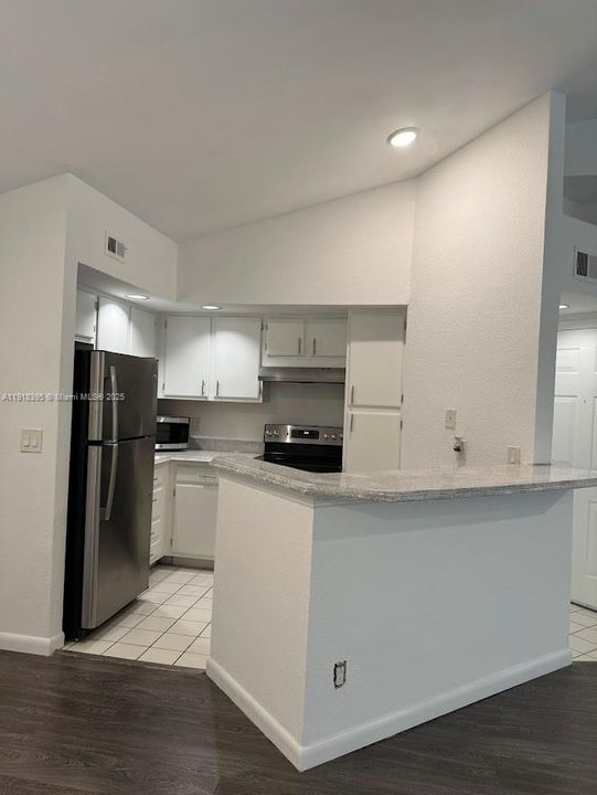 For Rent: $1,950 (1 beds, 1 baths, 743 Square Feet)