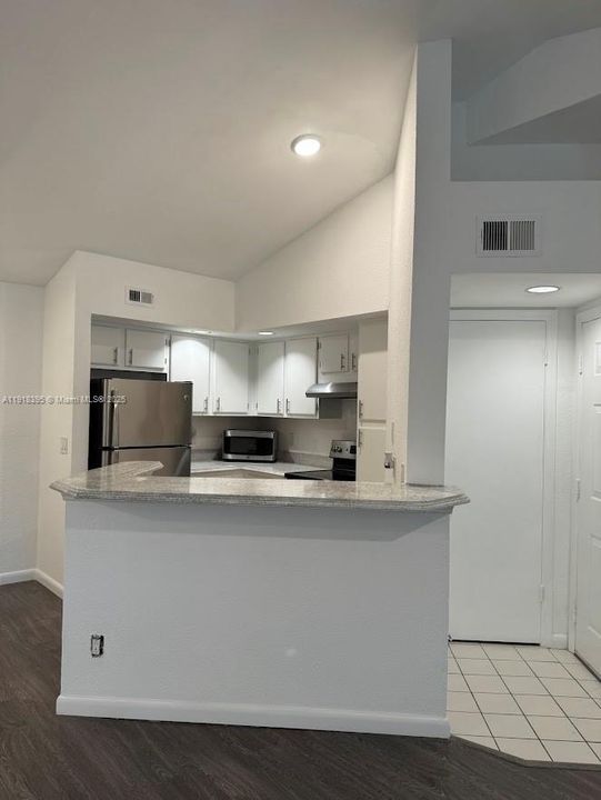 For Rent: $1,950 (1 beds, 1 baths, 743 Square Feet)