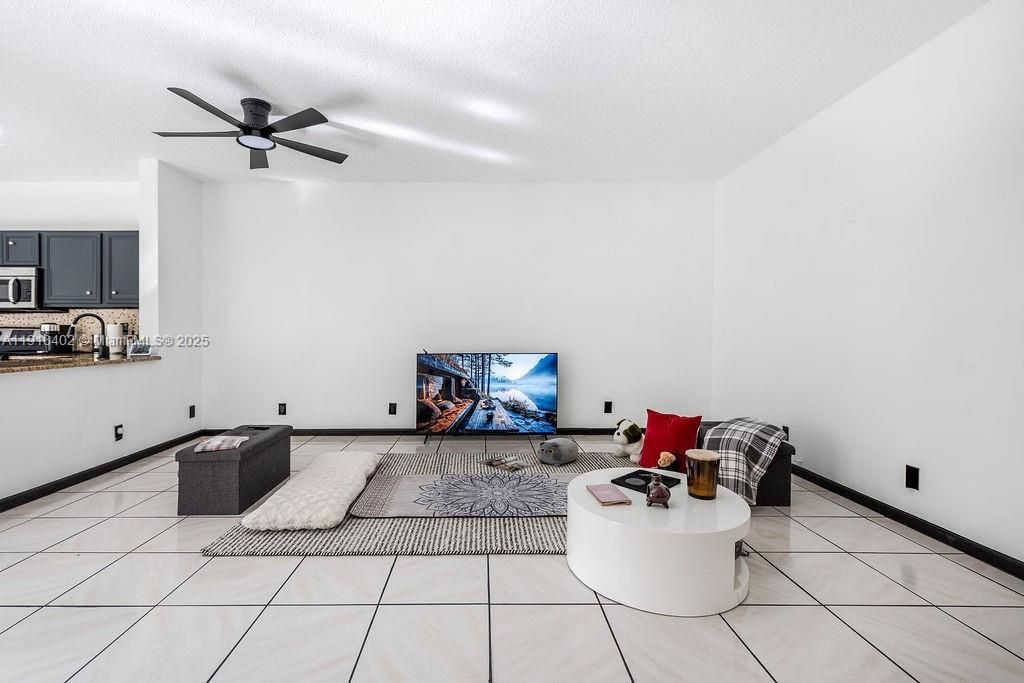 出租: $2,750 (2 贝兹, 2 浴室, 1090 平方英尺)