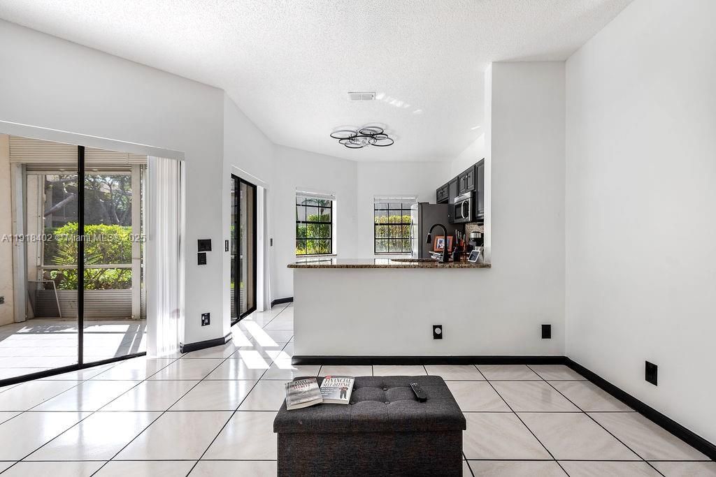 出租: $2,750 (2 贝兹, 2 浴室, 1090 平方英尺)