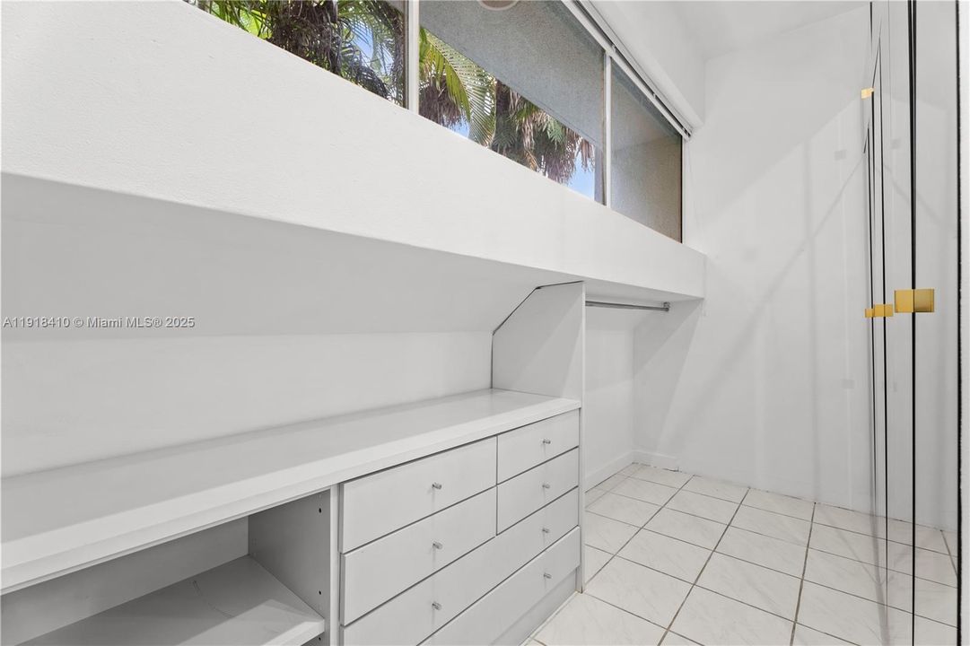 Primary bedroom has 2 large walk-in closets