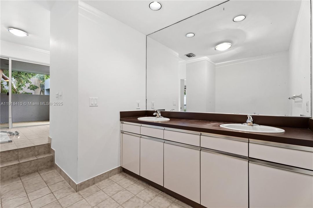 For Sale: $2,750,000 (3 beds, 3 baths, 2790 Square Feet)