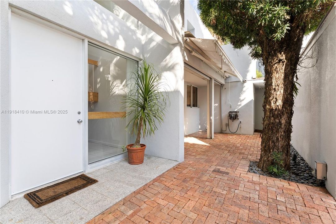 For Sale: $2,750,000 (3 beds, 3 baths, 2790 Square Feet)