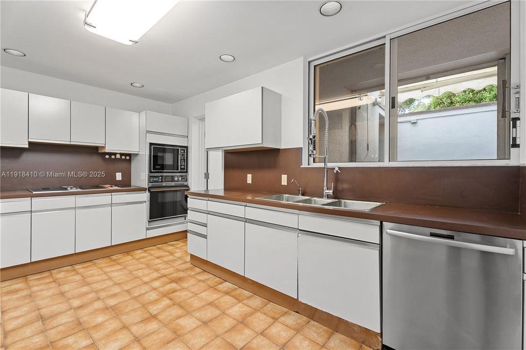 For Sale: $2,750,000 (3 beds, 3 baths, 2790 Square Feet)