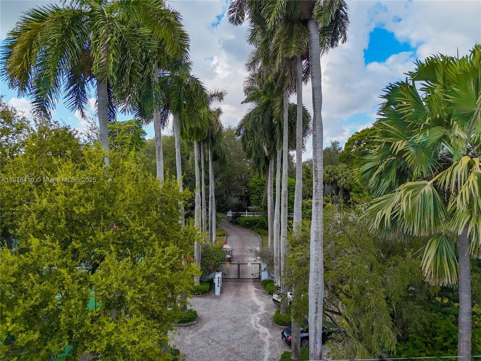 For Sale: $2,750,000 (3 beds, 3 baths, 2790 Square Feet)