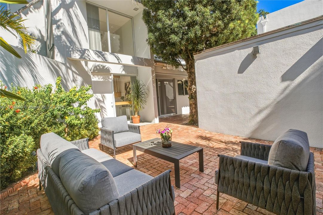 For Sale: $2,750,000 (3 beds, 3 baths, 2790 Square Feet)