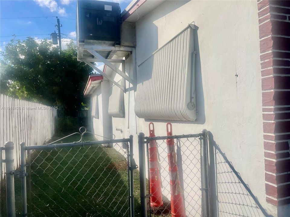 Active With Contract: $399,999 (3 beds, 3 baths, 1726 Square Feet)