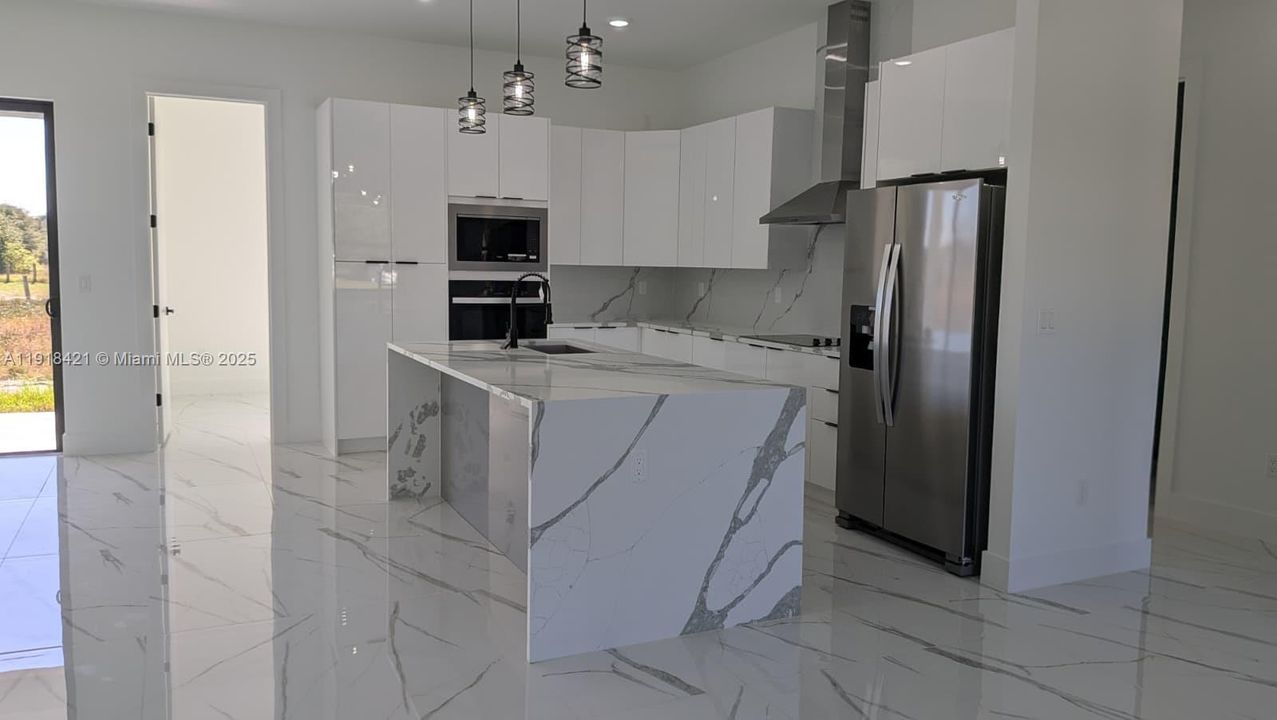 В аренду: $2,500 (4 спален, 2 ванн, 1671 Квадратных фут)