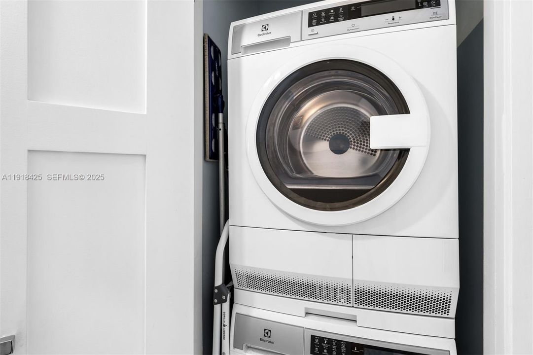 For Sale: $849,000 (2 beds, 2 baths, 1200 Square Feet)