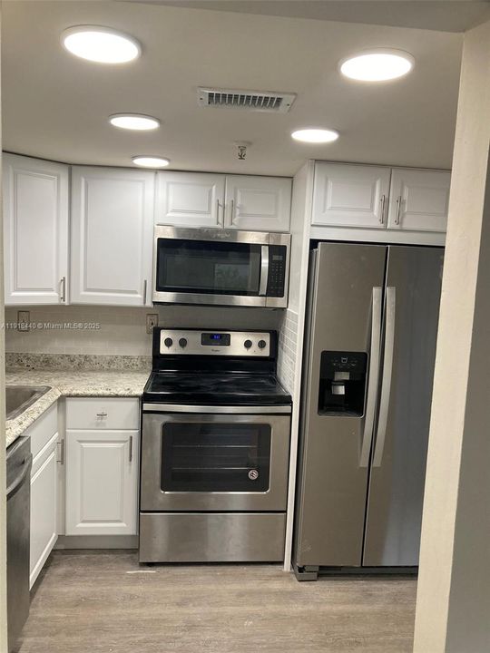 For Rent: $2,200 (2 beds, 2 baths, 848 Square Feet)