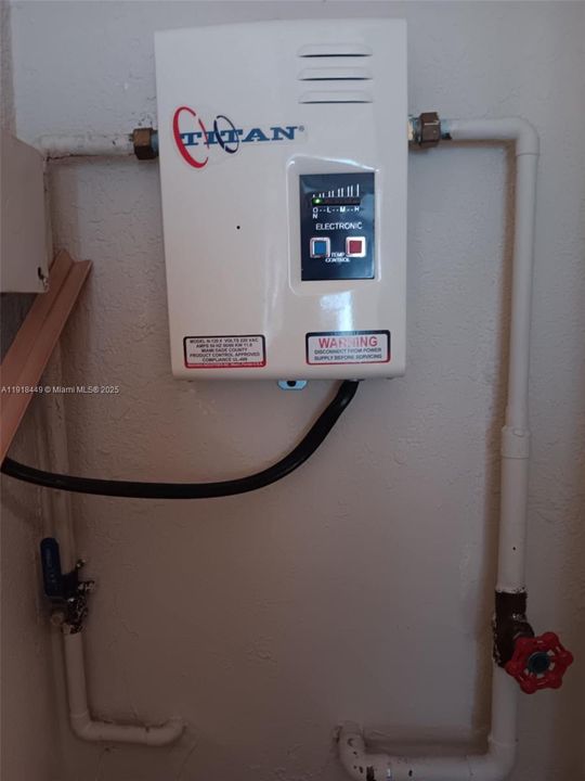 На продажу: $379,900 (2 спален, 2 ванн, 1028 Квадратных фут)