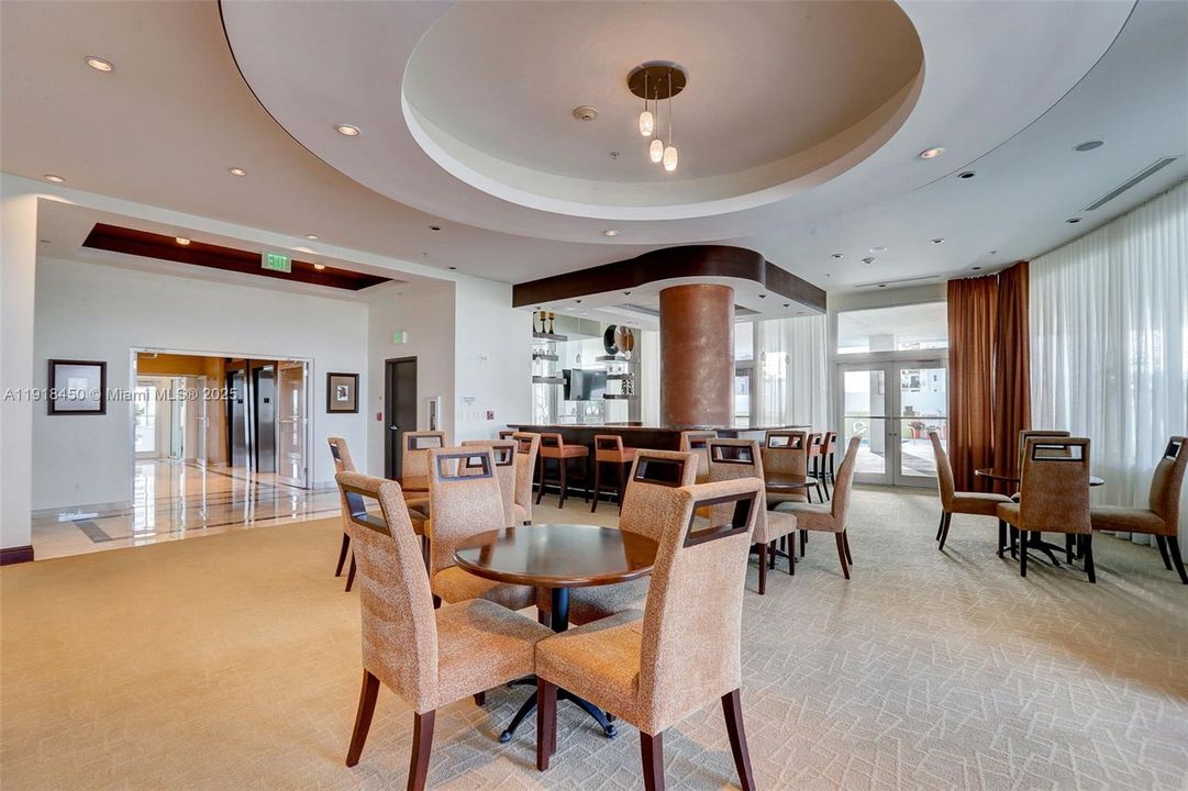 В аренду: $2,700 (1 спален, 1 ванн, 553 Квадратных фут)