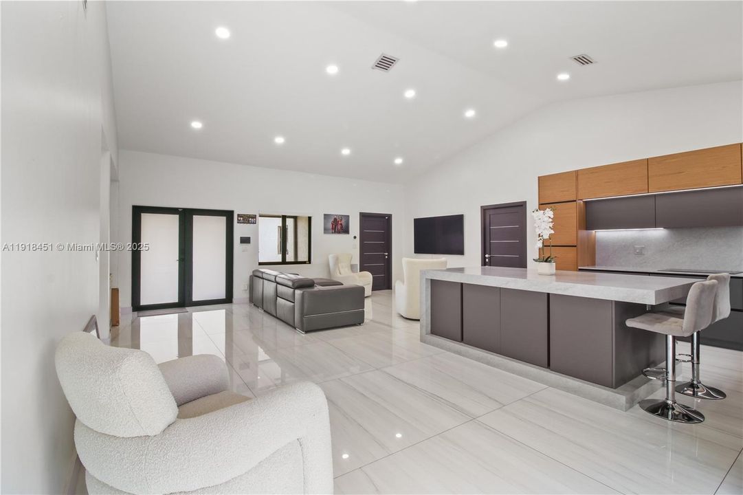 For Sale: $998,000 (5 beds, 5 baths, 2565 Square Feet)