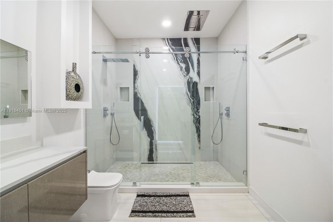 For Sale: $998,000 (5 beds, 5 baths, 2565 Square Feet)