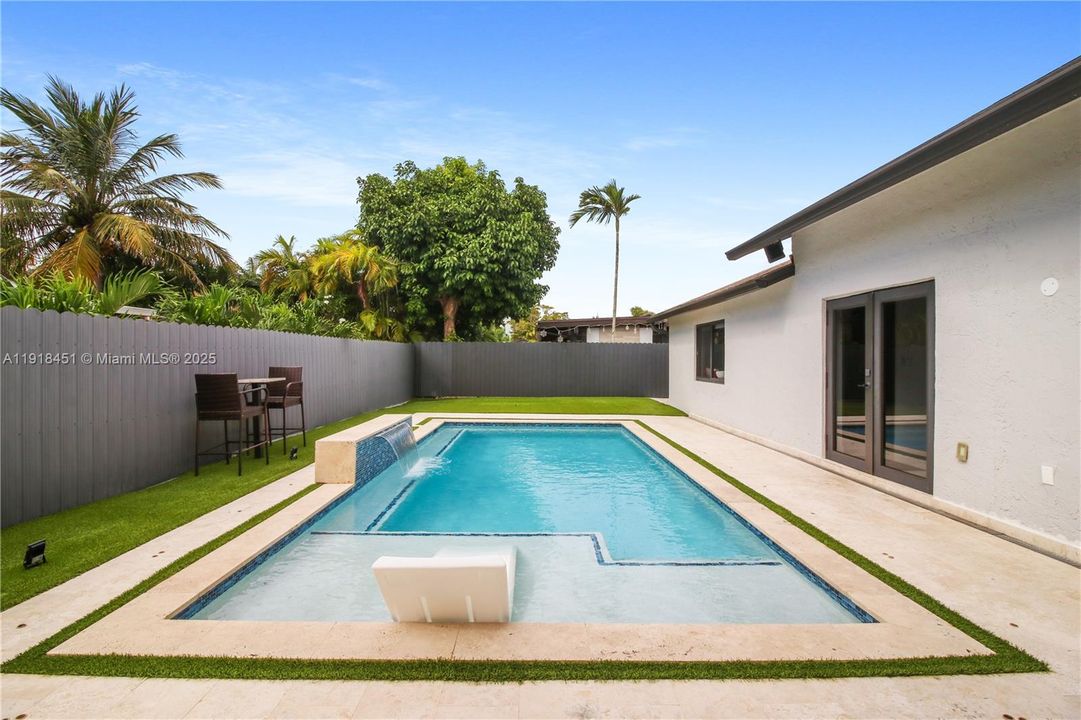 For Sale: $998,000 (5 beds, 5 baths, 2565 Square Feet)