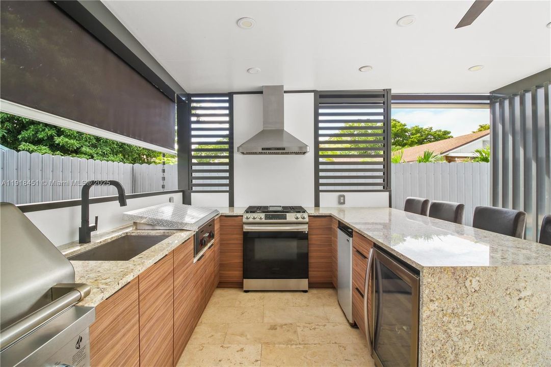 For Sale: $998,000 (5 beds, 5 baths, 2565 Square Feet)