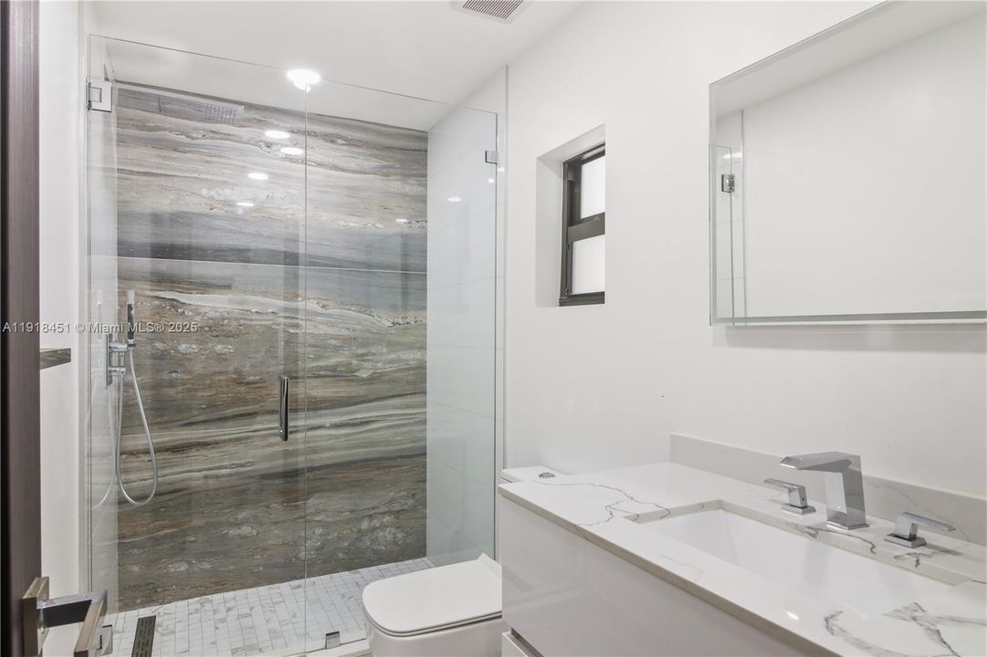 For Sale: $998,000 (5 beds, 5 baths, 2565 Square Feet)