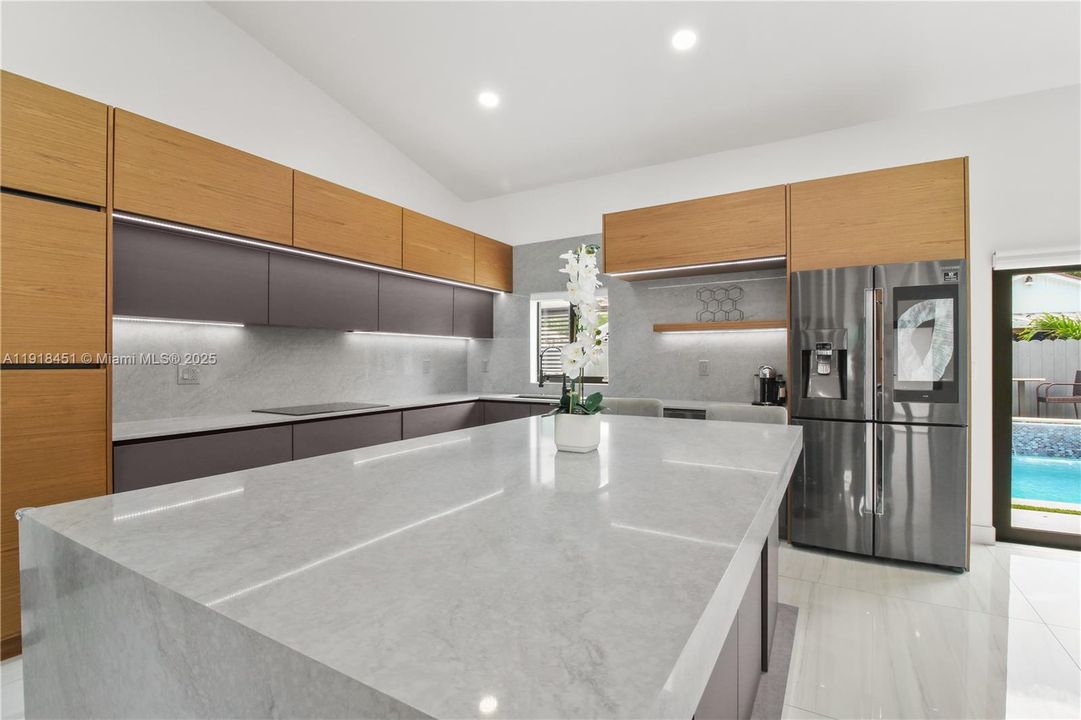 For Sale: $998,000 (5 beds, 5 baths, 2565 Square Feet)