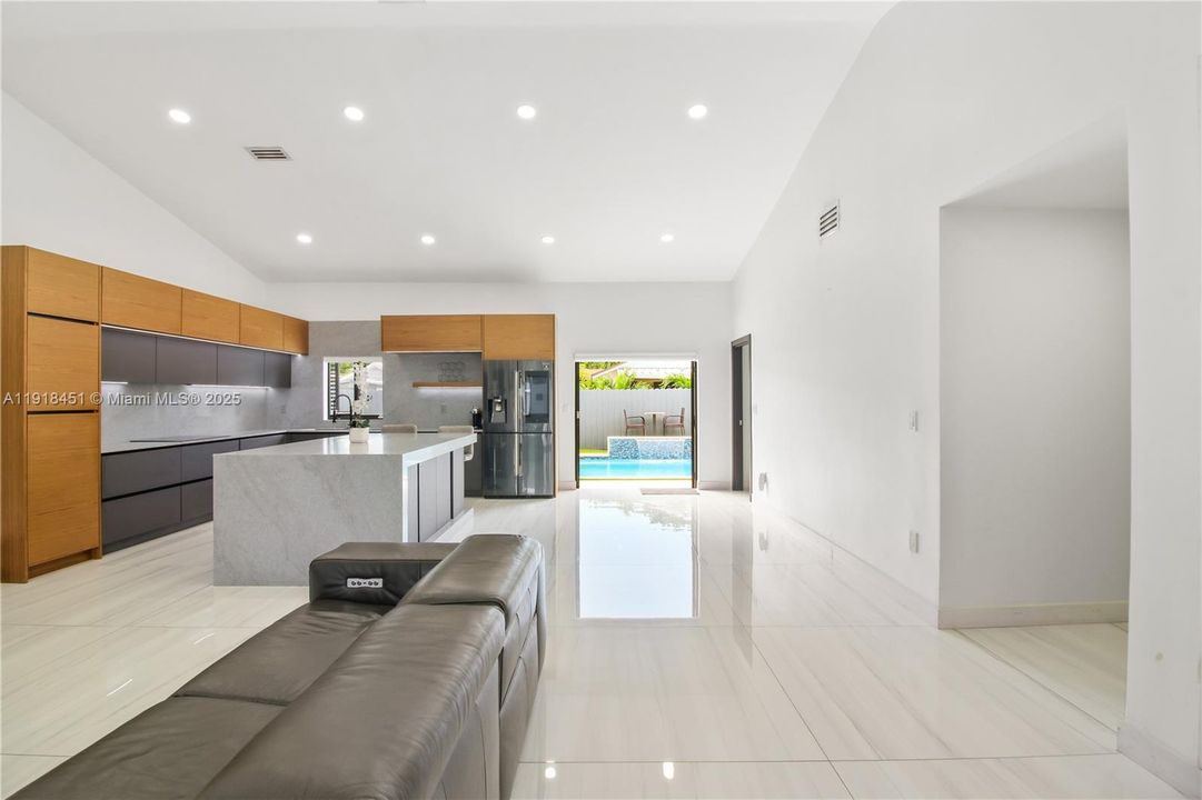 For Sale: $998,000 (5 beds, 5 baths, 2565 Square Feet)