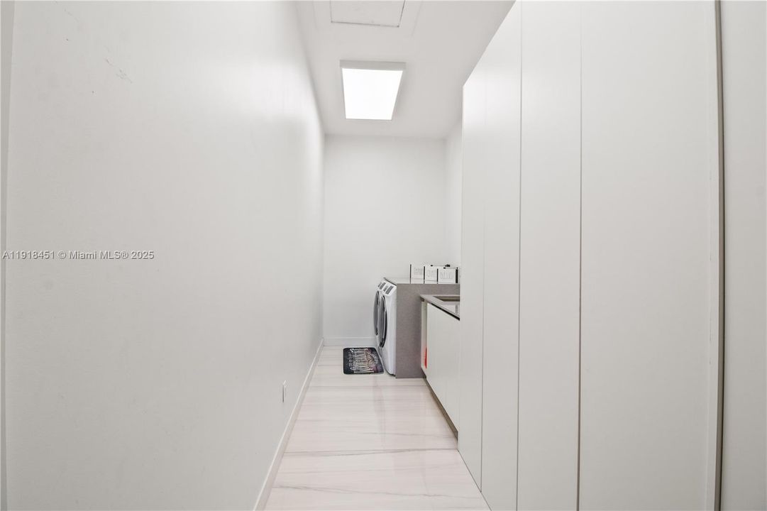 For Sale: $998,000 (5 beds, 5 baths, 2565 Square Feet)