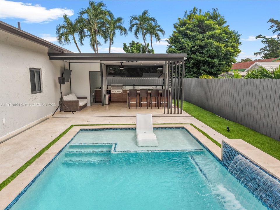 For Sale: $998,000 (5 beds, 5 baths, 2565 Square Feet)