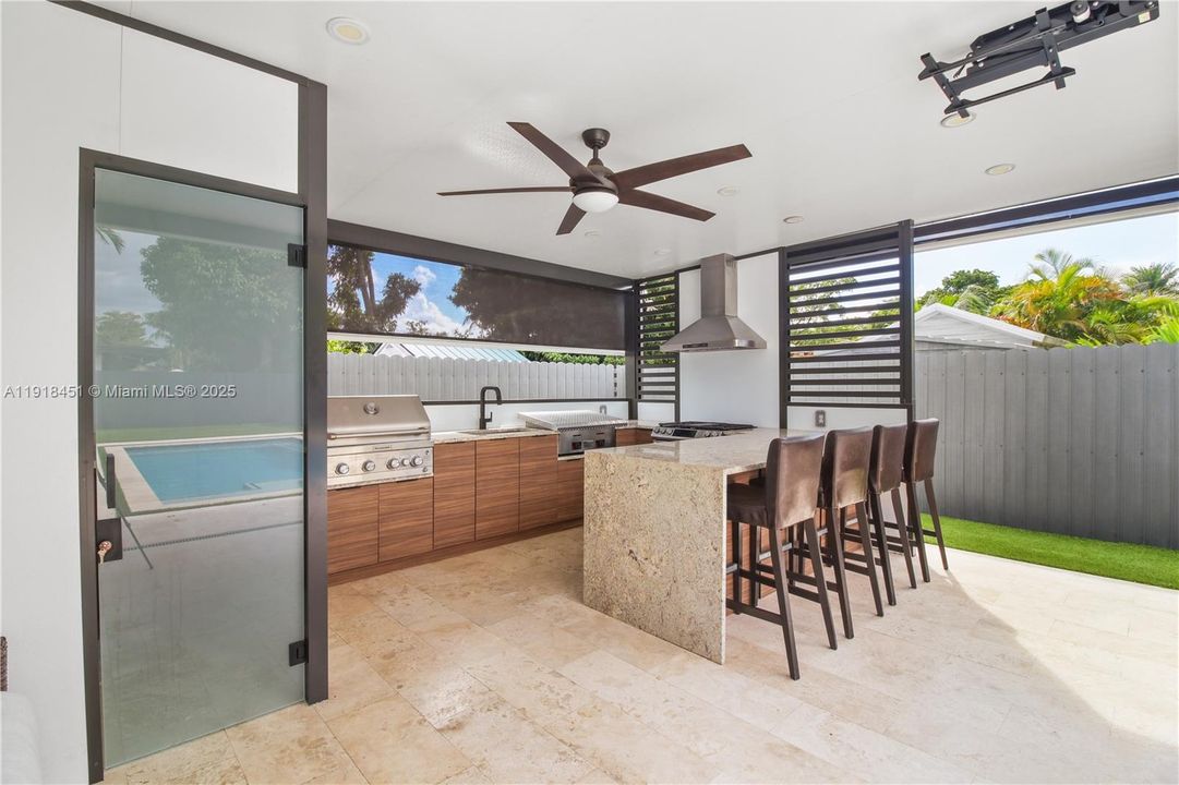 For Sale: $998,000 (5 beds, 5 baths, 2565 Square Feet)